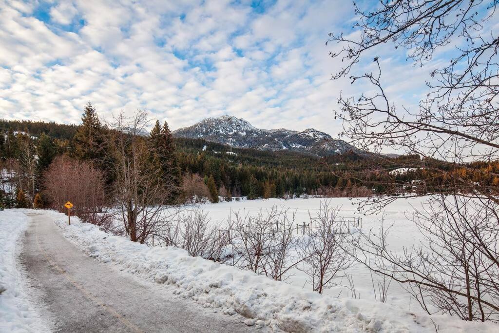 Updated Whistler Creekside Studio With Free Parking Exterior photo